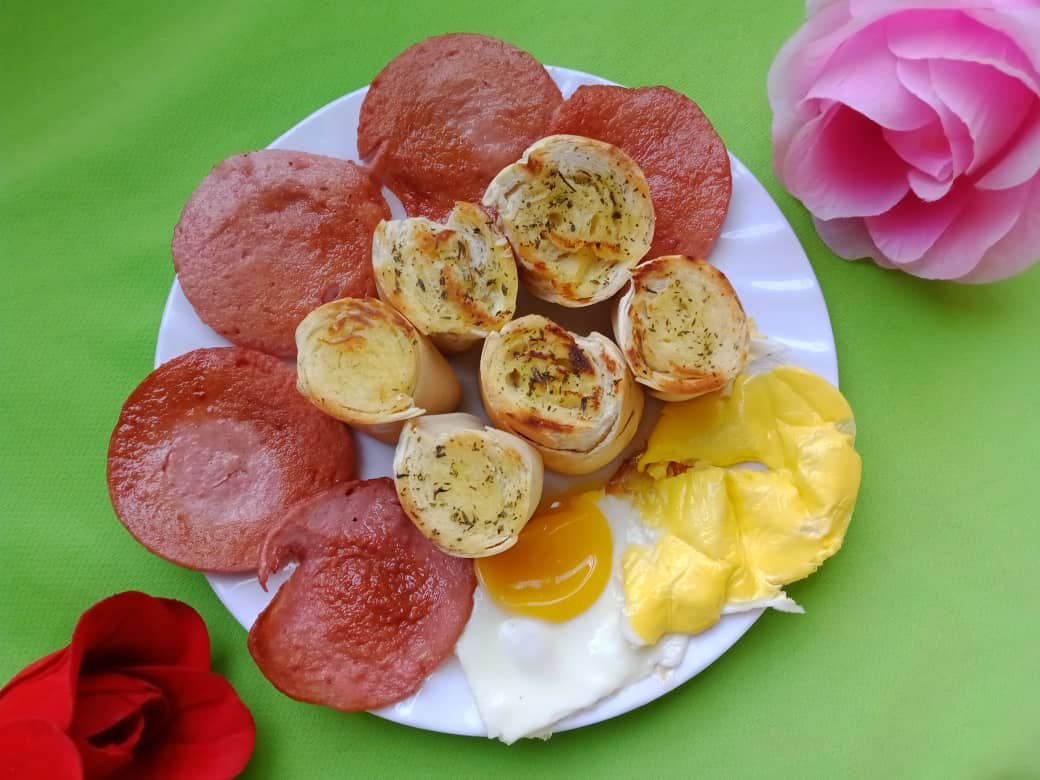 Deliciosa cena rápida ideal para disfrutar desde la comodidad del sofá: Pan  tostado con margarina y orégano, mortadela frita y huevo horneado.  [Esp_Eng] | PeakD