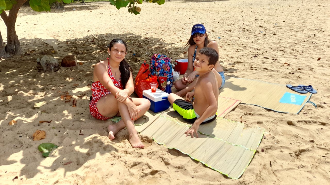 Una salida en familia para la playa y Compartiendo con mi prima 🏖😎🐟  family outing to the beach and Sharing with my cousin | PeakD