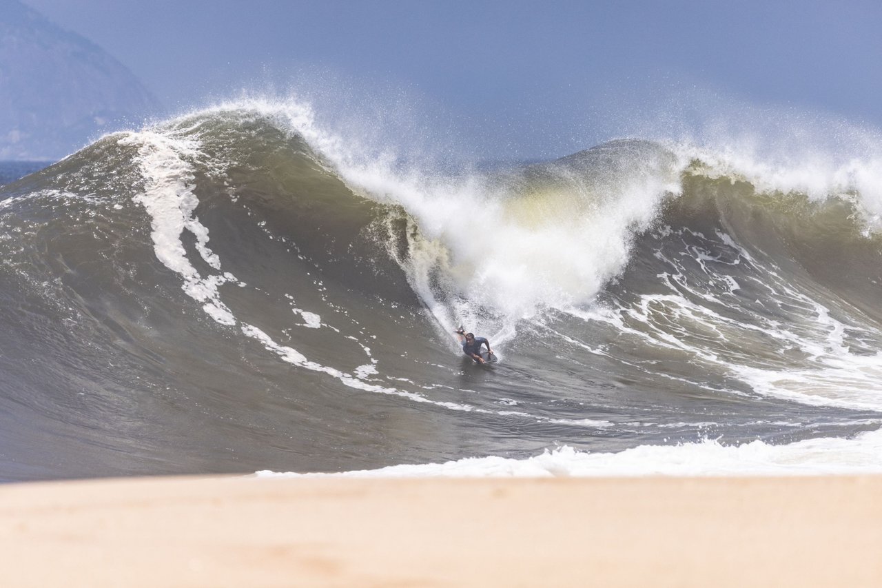 First big swell of the year at Itacoatiara, great swell analysis, videos and pictures by Criscia.