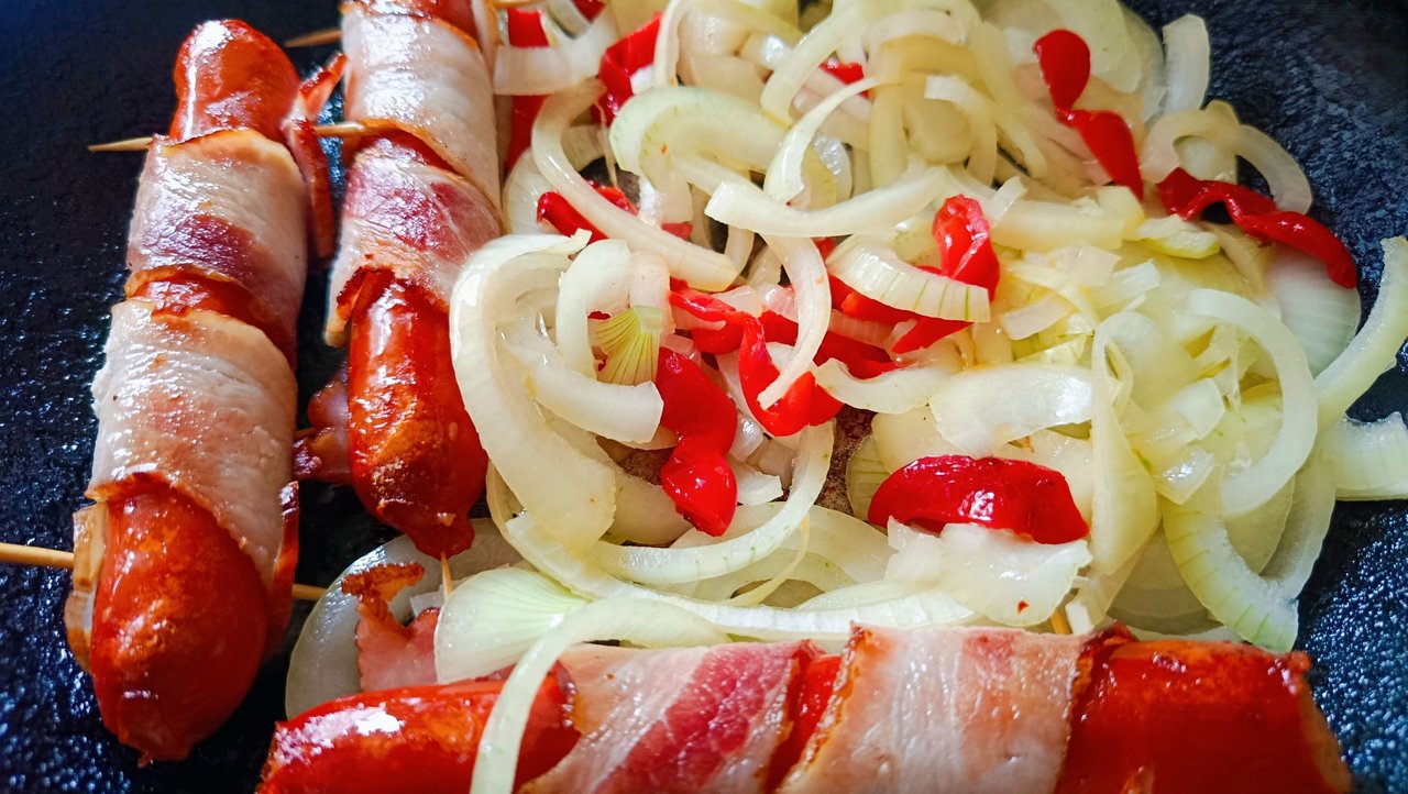 Bakersfield-style🧅hot dogs🌭My homemade version with a gouda 🧀 twist! [ENG/SPA]