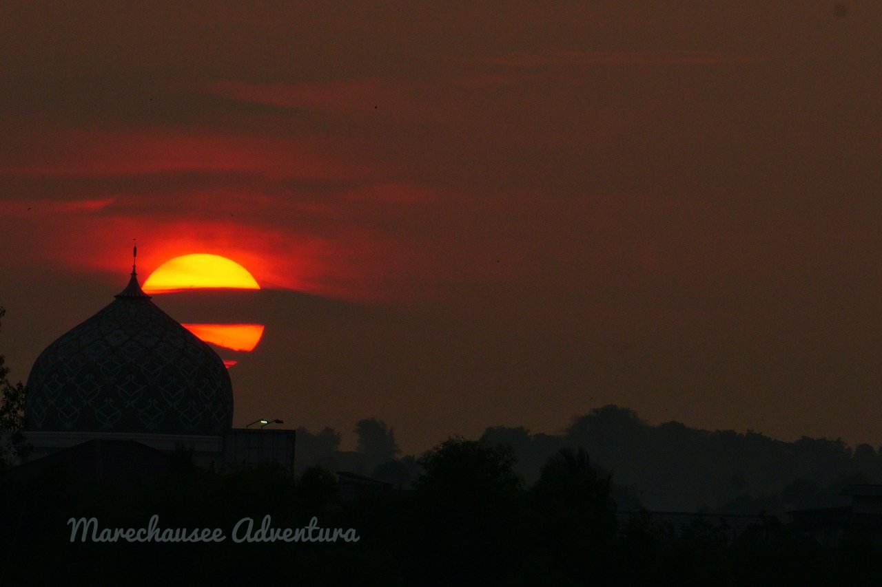 Hike to Panggoi Hill to see the sunset with my friend