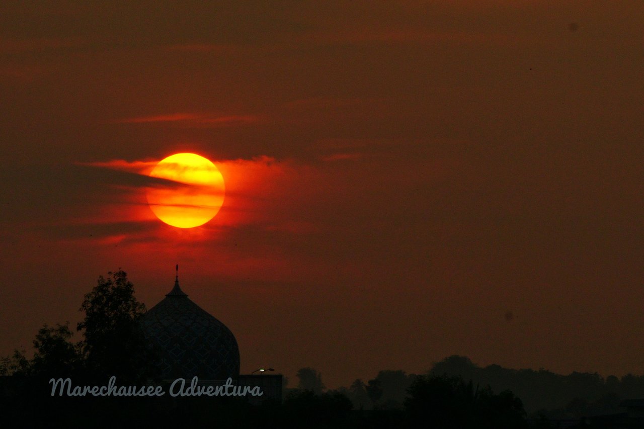 Hike to Panggoi Hill to see the sunset with my friend