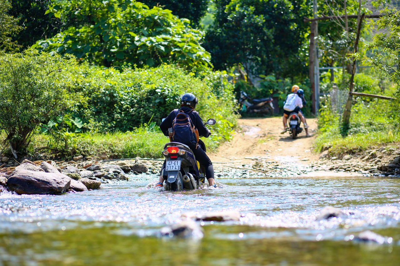 Linh drove a motorbike across the stream