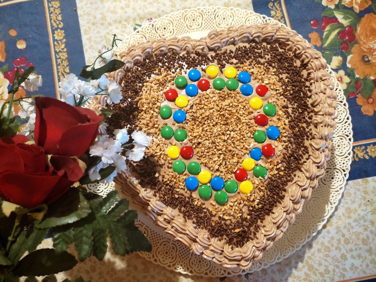 Recipe: Chocolate Cake Decorated with Chantilly, Peanuts, Chocolate Chips,  and Dandy - Receta: Pastel de chocolate decorado con Chantilly, maní,  chispas de chocolate y dandy. ????‍? | PeakD