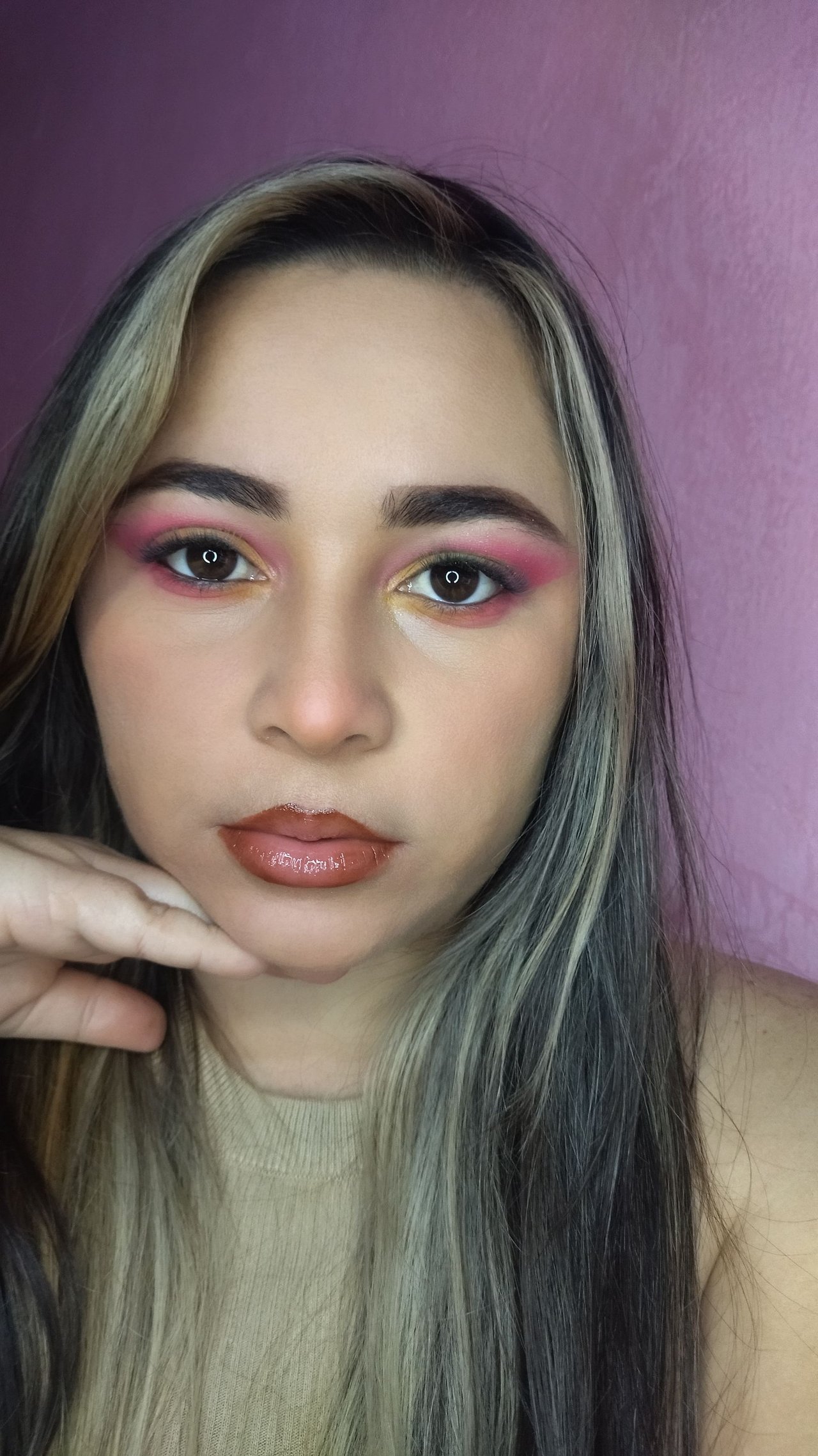 Fuchsia and yellow makeup (Eng/Esp)