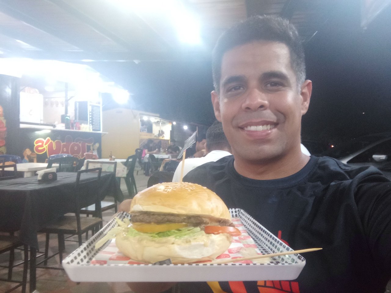 A crypto hamburger with HBD from Cumaná state Sucre//Una criptohamburguesa con HBD de Cumaná estado Sucre