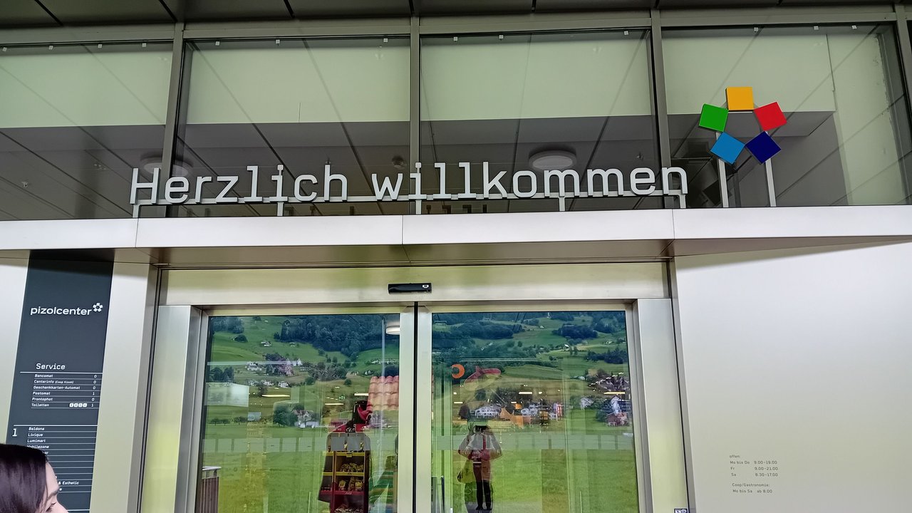   🌼✨️☕️Enjoying a coffee and a sweet snack in a coffee shop overlooking a beautiful landscape in Switzerland.☕️✨️🌼[Eng][Esp]