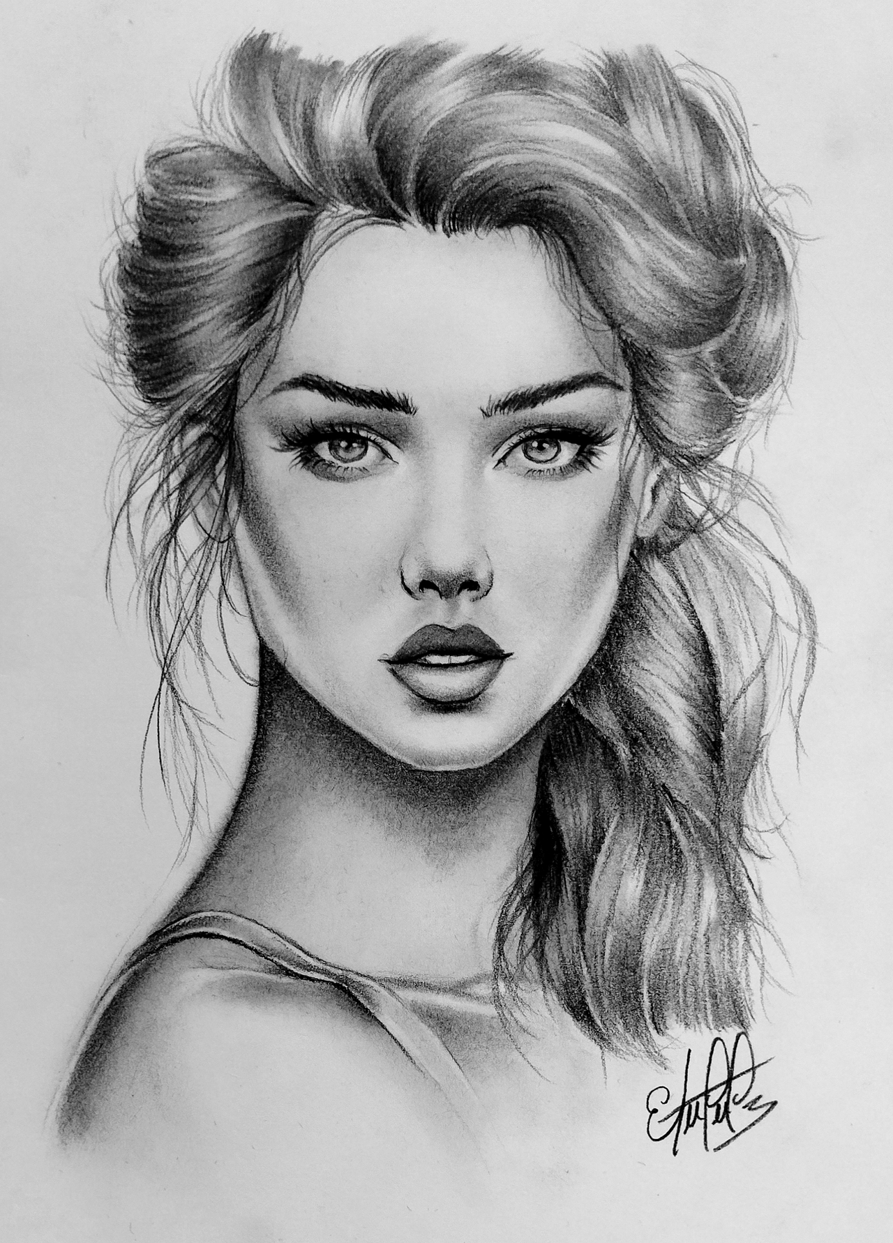 Beautiful woman. Drawing created with graphite pencil. Hermosa mujer.  Dibujo creado con lápiz de grafito.
