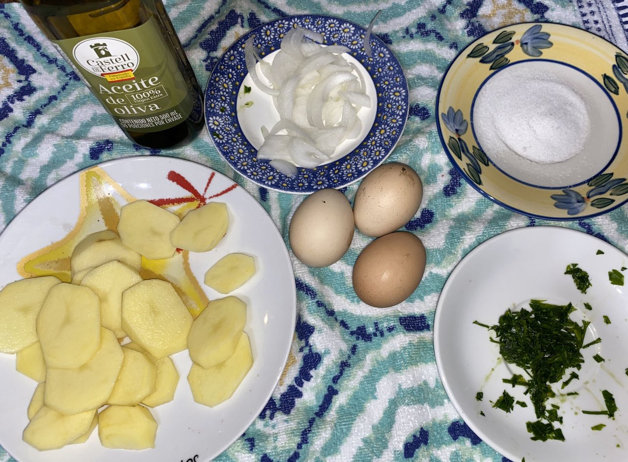 Tortilla española de papa con huevo y cebolla