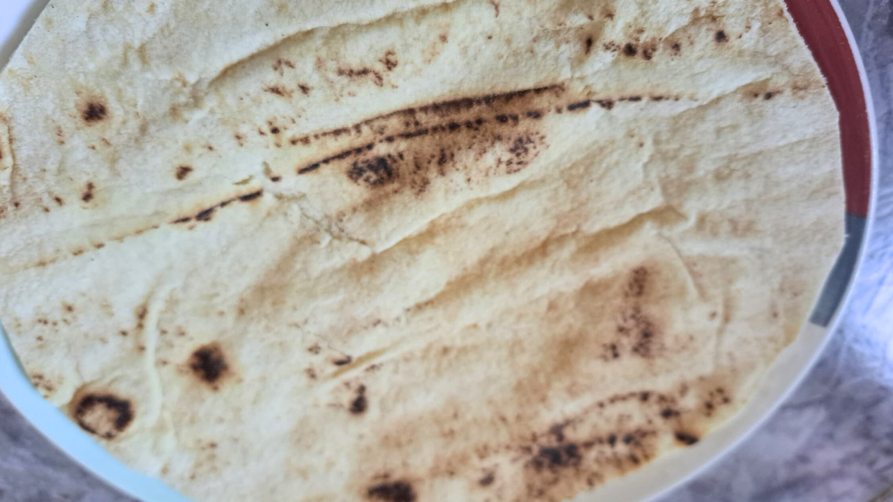 Una tortilla abrazada por un pan árabe | #FoodieMood | Esp-Eng