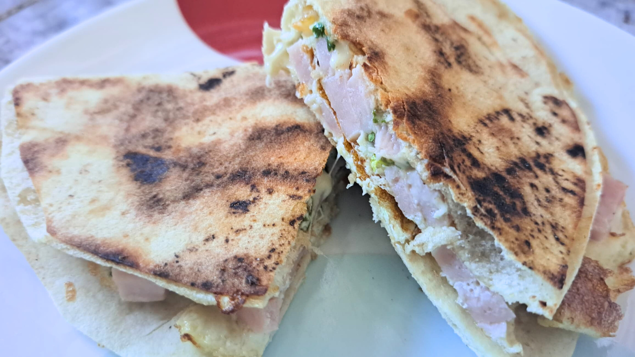 Una tortilla abrazada por un pan árabe | #FoodieMood | Esp-Eng