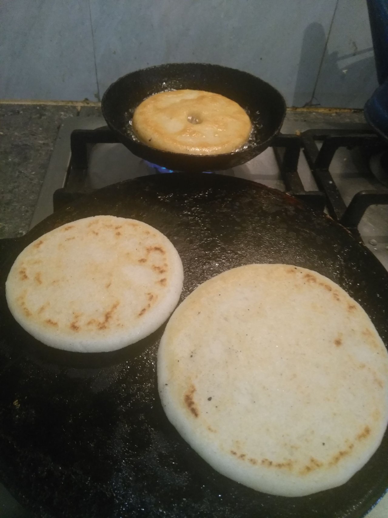 Arepas en budare, Poniendo las arepas en el budare