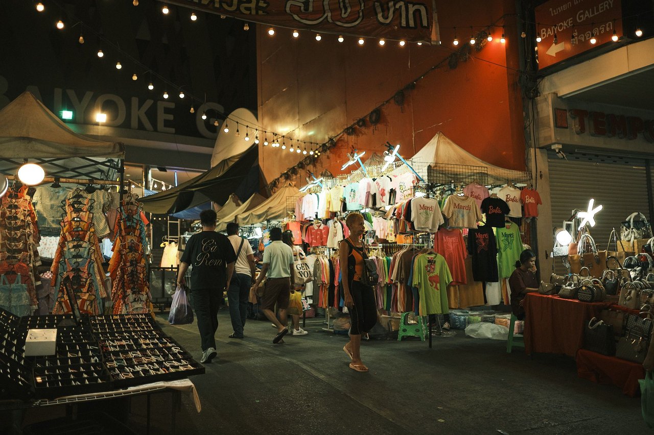 Pratunam Night Market – Shopping in Bangkok at Night