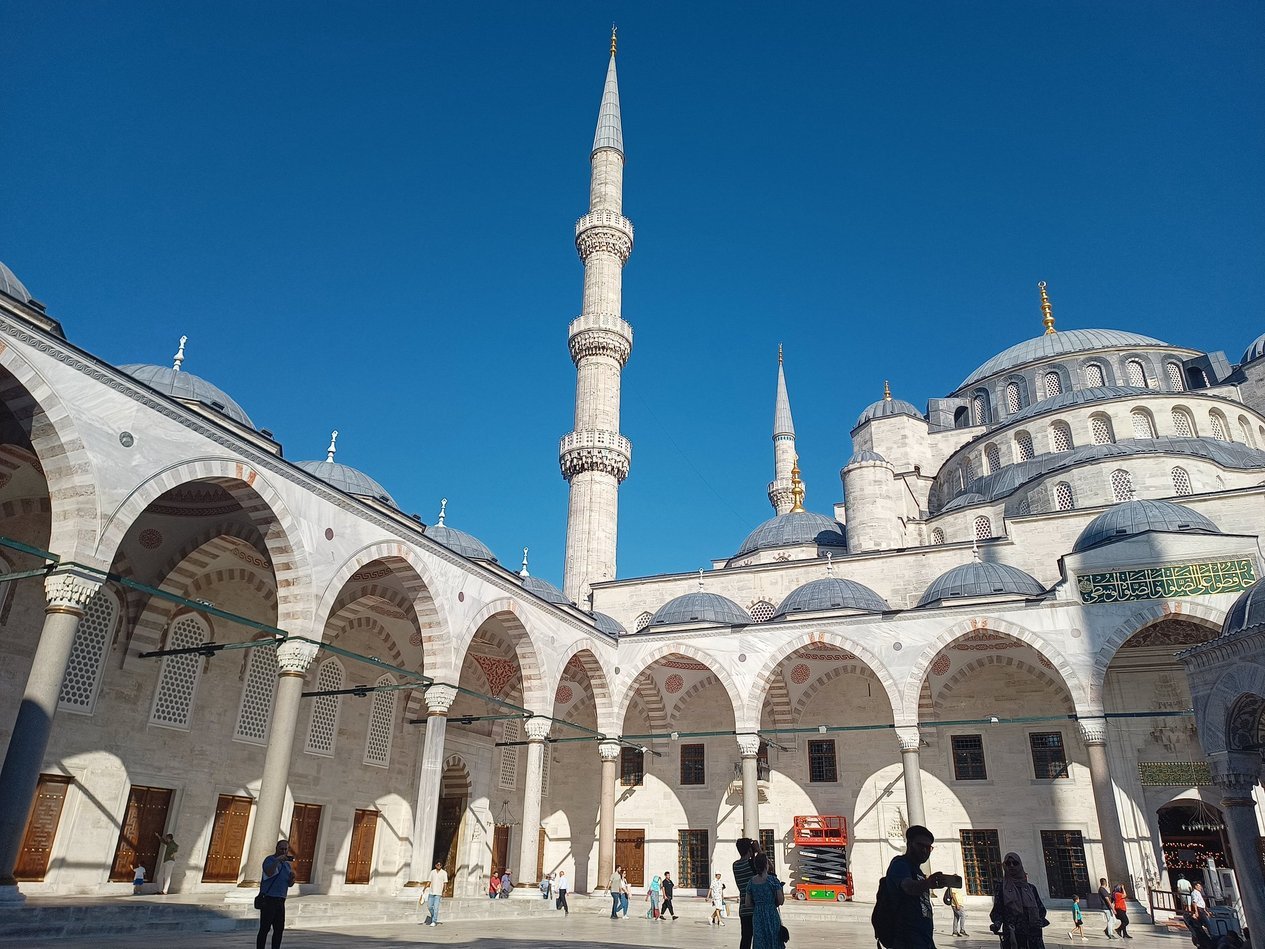 Visiting the incredible Blue Mosque in Istanbul a 400 year old