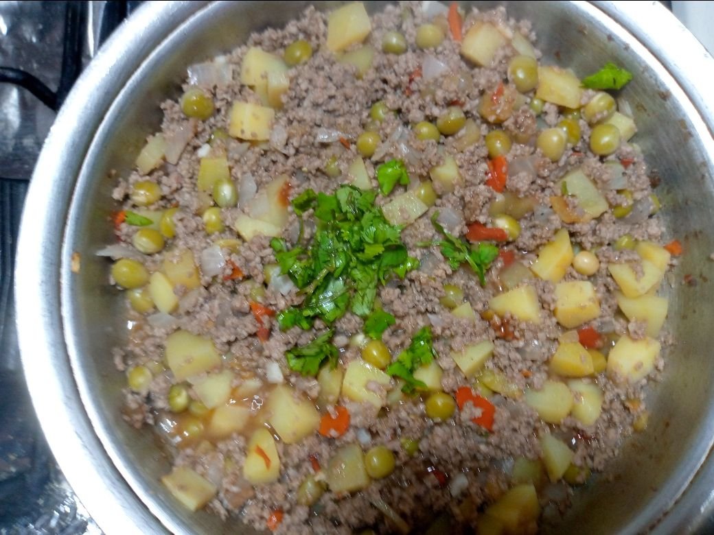 A nutritious and delicious lunch: Ground beef with potatoes and peas, rice  and plantain slices.[Esp-Eng] | PeakD