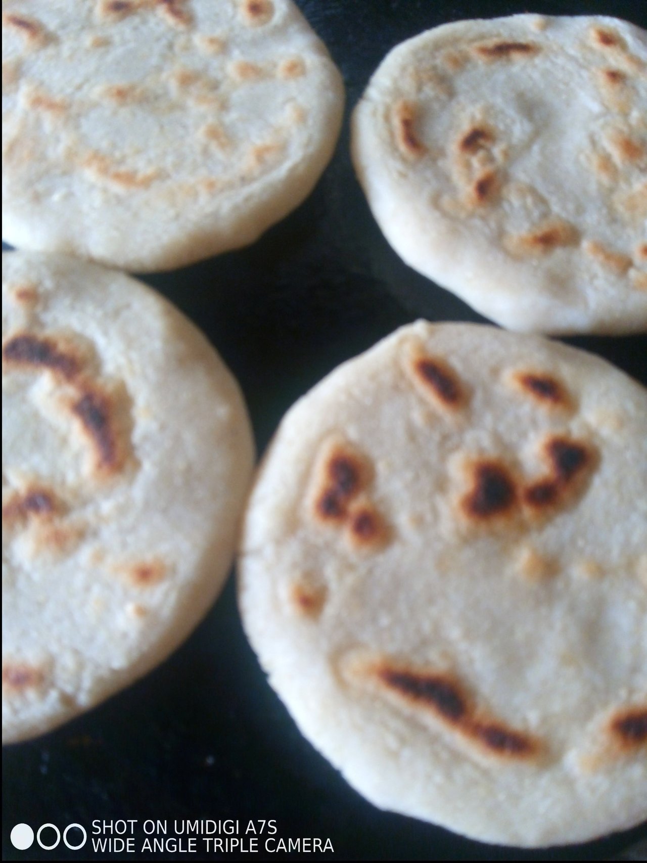 File:Desayuno en Budare con tres arepas de maiz blanco y lonjas de