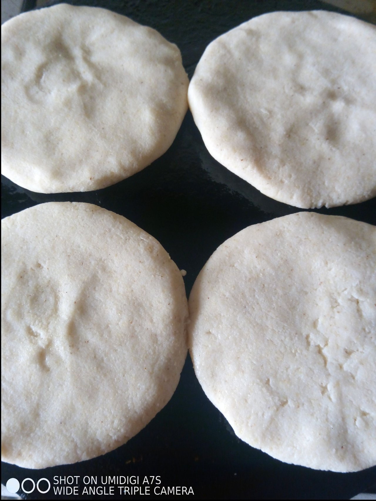 File:Desayuno en Budare con tres arepas de maiz blanco y lonjas de