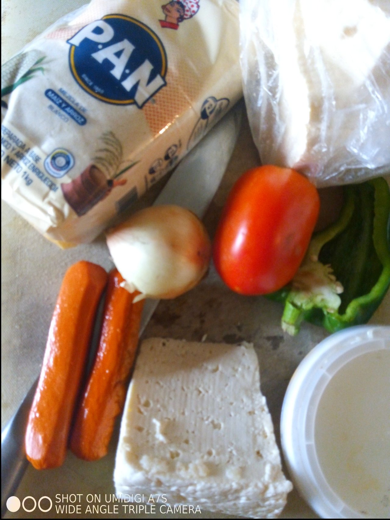 File:Desayuno en Budare con tres arepas de maiz blanco y lonjas de