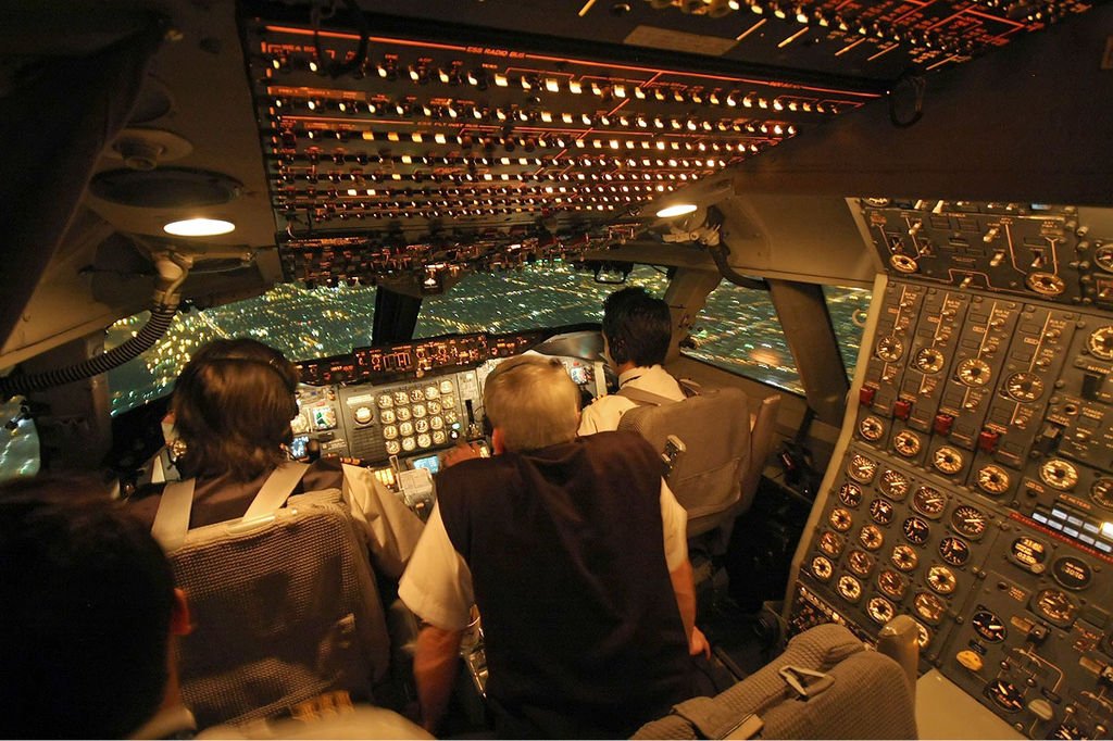 1024px-Iran_Air_Boeing_747-200_cockpit_Sharifi.jpg