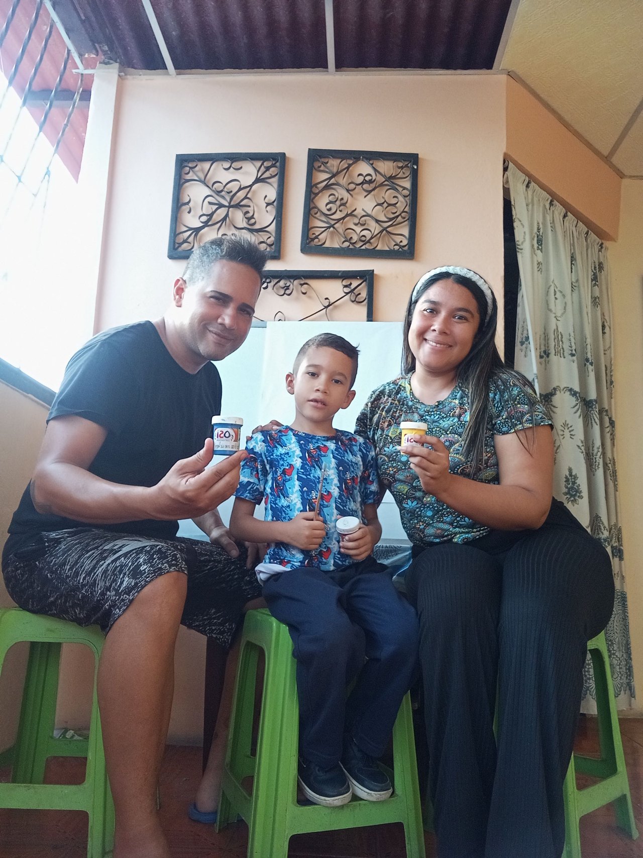 Working from home with the family for a school activity (Spa-Eng)