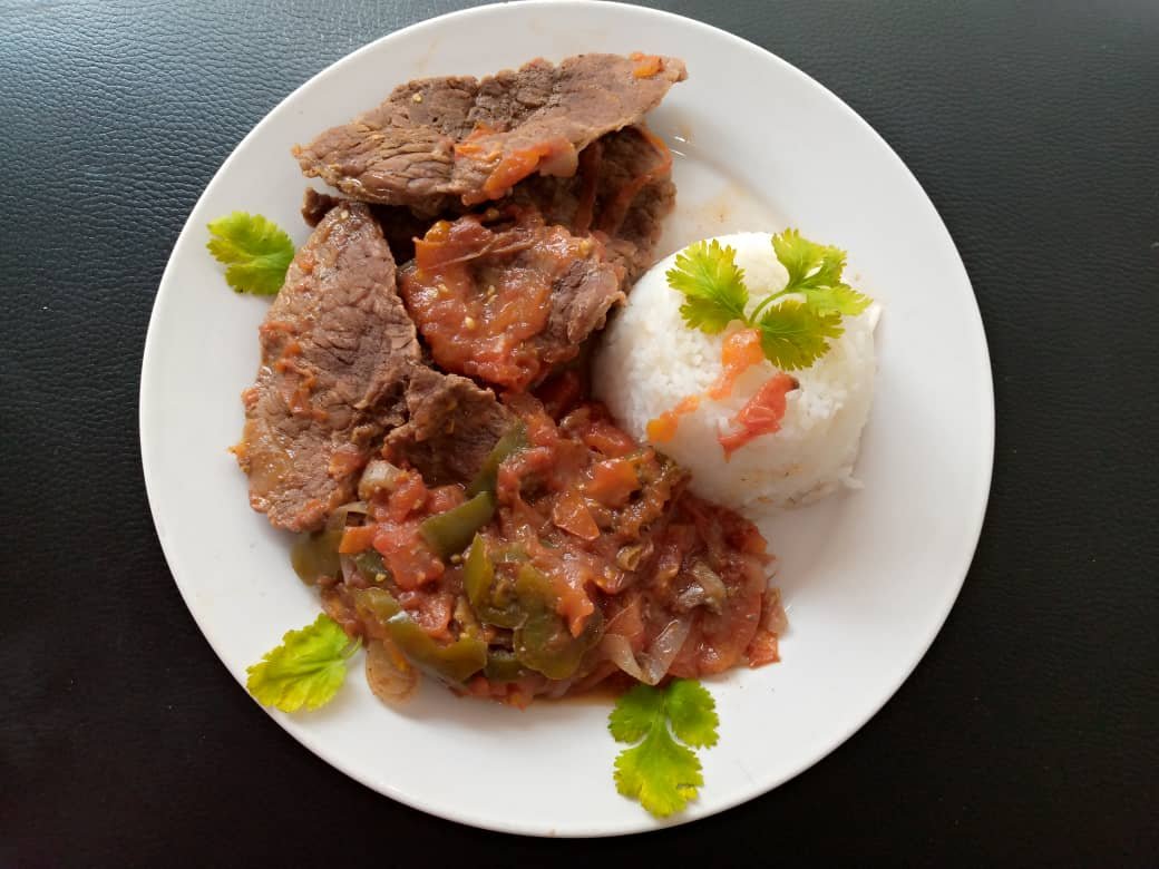 ESP//ENG) Mi receta de hoy : guiso de carne en salsa de tomate con  pimentón, servido con arroz //Today's recipe: beef stew in tomato sauce  with paprika, served with rice. | PeakD