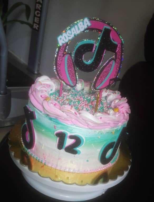 Esp-Eng] Divertido, colorido y súper económico topper de TIK-TOK para  pastel de cumpleaños. // Fun, colorful and super economical TIK-TOK  birthday cake topper. | PeakD