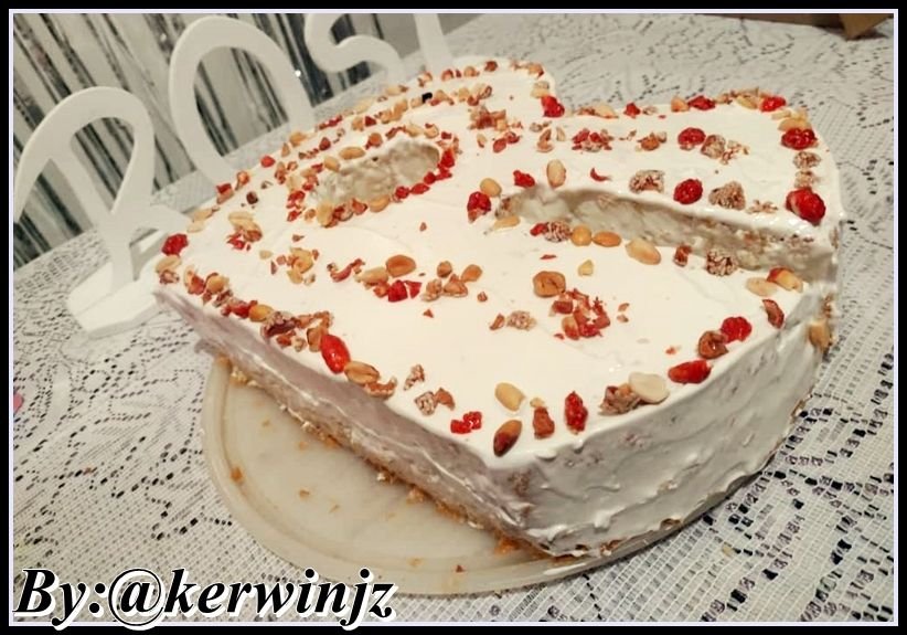 ESP/ENG] / Receta: Torta de vainilla con forma de R, rellena con crema  pastelera, cubierta con merengue francés y frutos secos. ? | PeakD