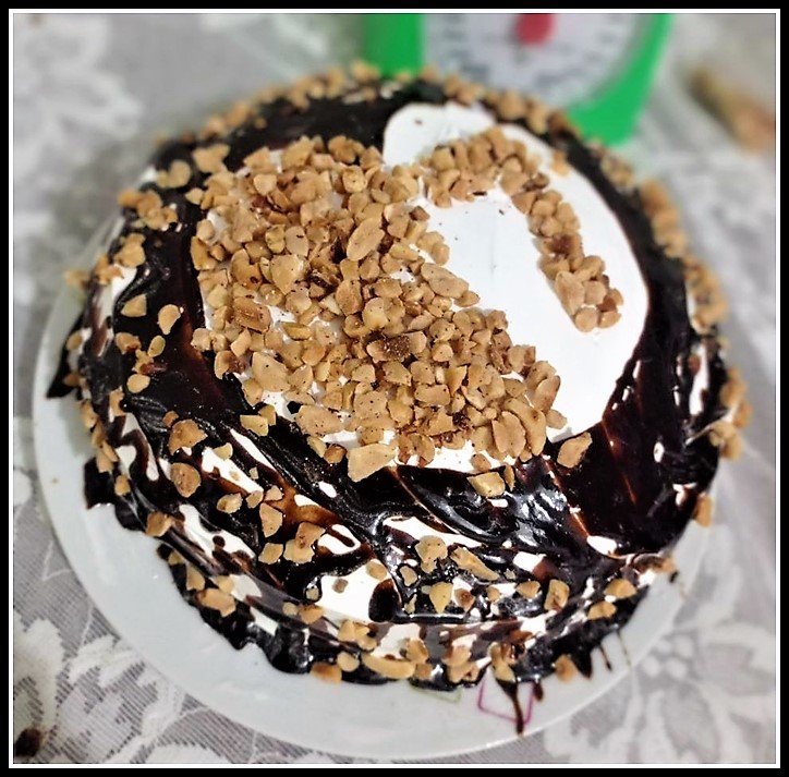 Torta de vainilla con chispas de chocolate,relleno de manjar blanco, baño  de ganage y forrado en masa elástica, temática de Pou Emo! Feliz  cumpleaños, By Vaninis