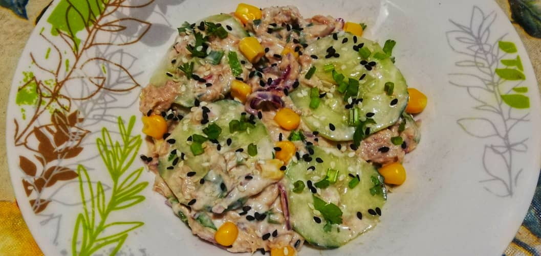 (ENG-ESP) Exquisite cucumber salad with tuna, corn, and cream cheese