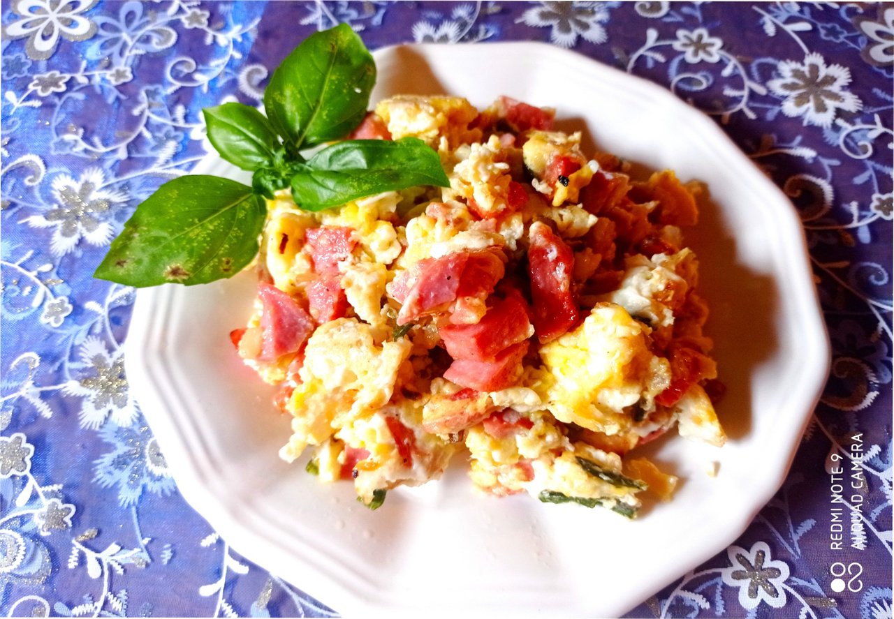 Rich scrambled eggs with chicken mortadella, chives and onion - ESP-ENG |  PeakD