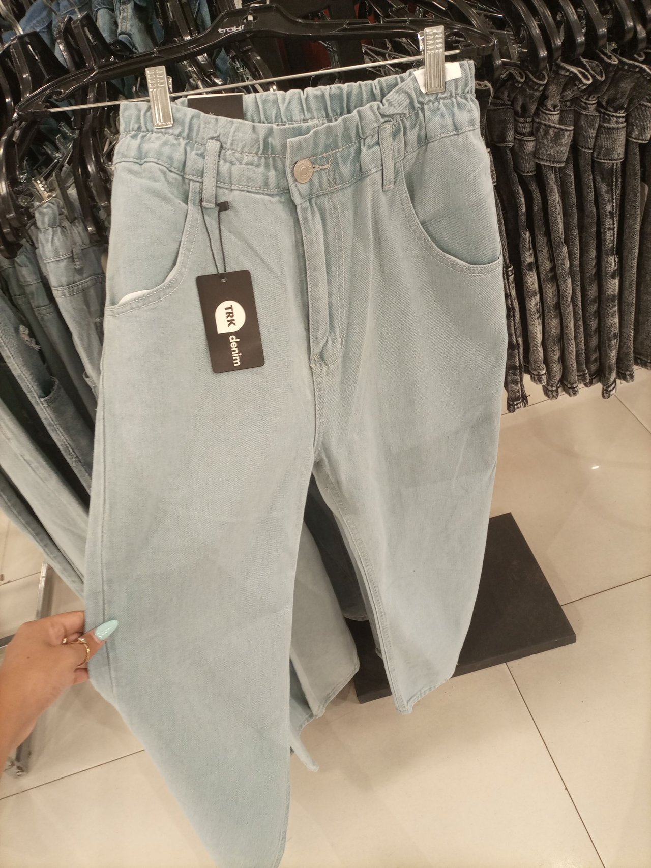 Pantalones vaqueros anchos: la prenda más buscada de 2021