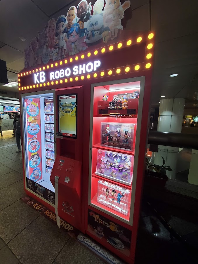 KB  ROBO SHOP捷運站也有盲盒/一條街有好幾間咖啡店之奇觀