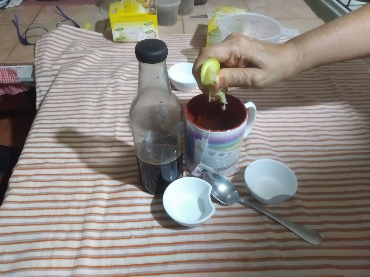 un mano participación un manzanilla flor en contra un borroso natural  fondo, representando el humano conexión con naturaleza y el curación  propiedades de manzanilla. generativo ai 31547870 Foto de stock en Vecteezy