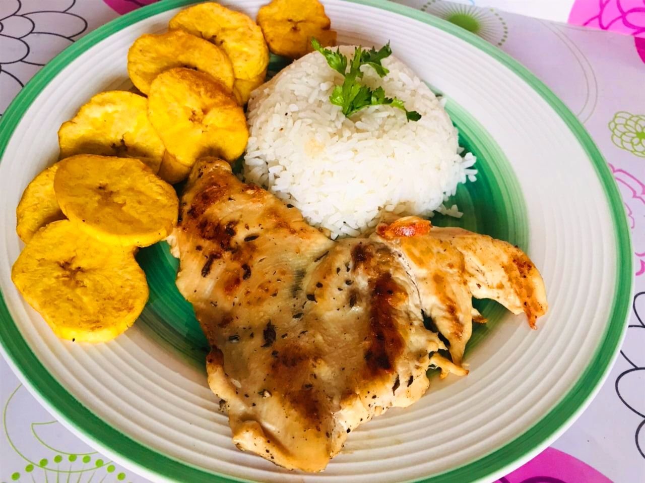 ESP/ENG] Almorzado pollo a la plancha arroz y tostones / Grilled chicken  with rice and fried plantains | PeakD