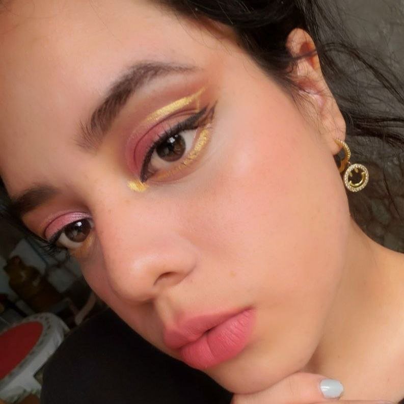 ENG/ESP] ??MAQUILLAJE ROSA PALO CON DELINEADO GRÁFICO DORADO ??  ||??PALE PINK MAKEUP WITH GOLDEN GRAPHIC EYELINER ?? | PeakD