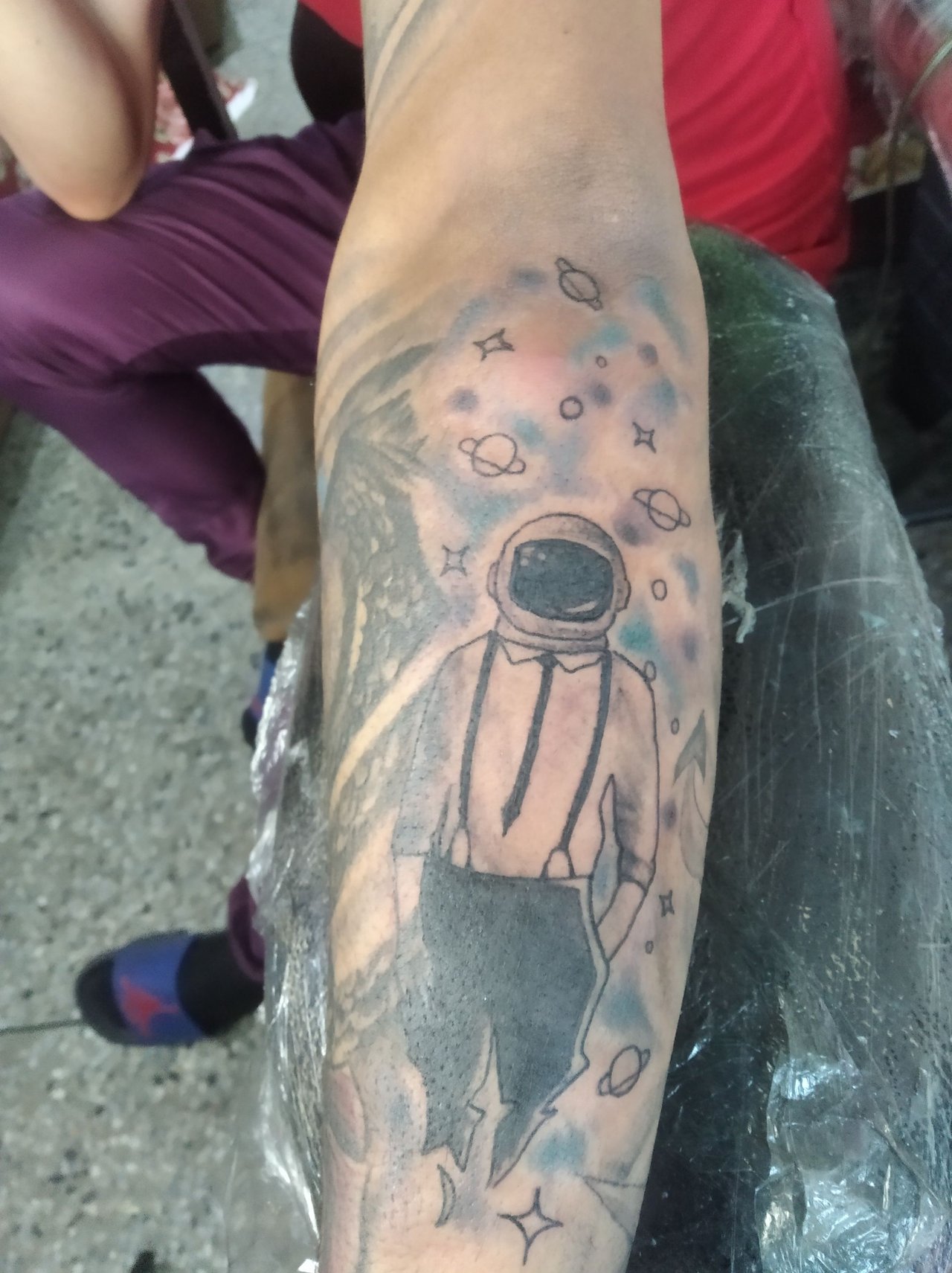 tatuaje de astronauta sencillo