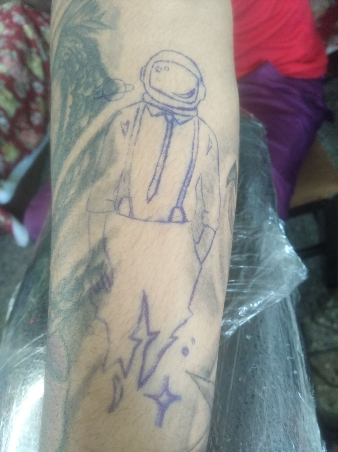 tatuaje de astronauta sencillo