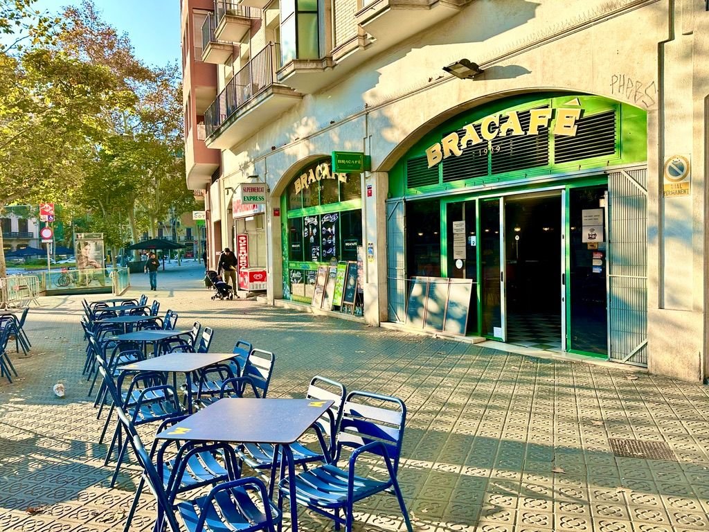 The coffee and empanadas is a good choice for breakfast this morning. ☕️ 🥐 | Bracafe 1992 : Barcelona, Spain.