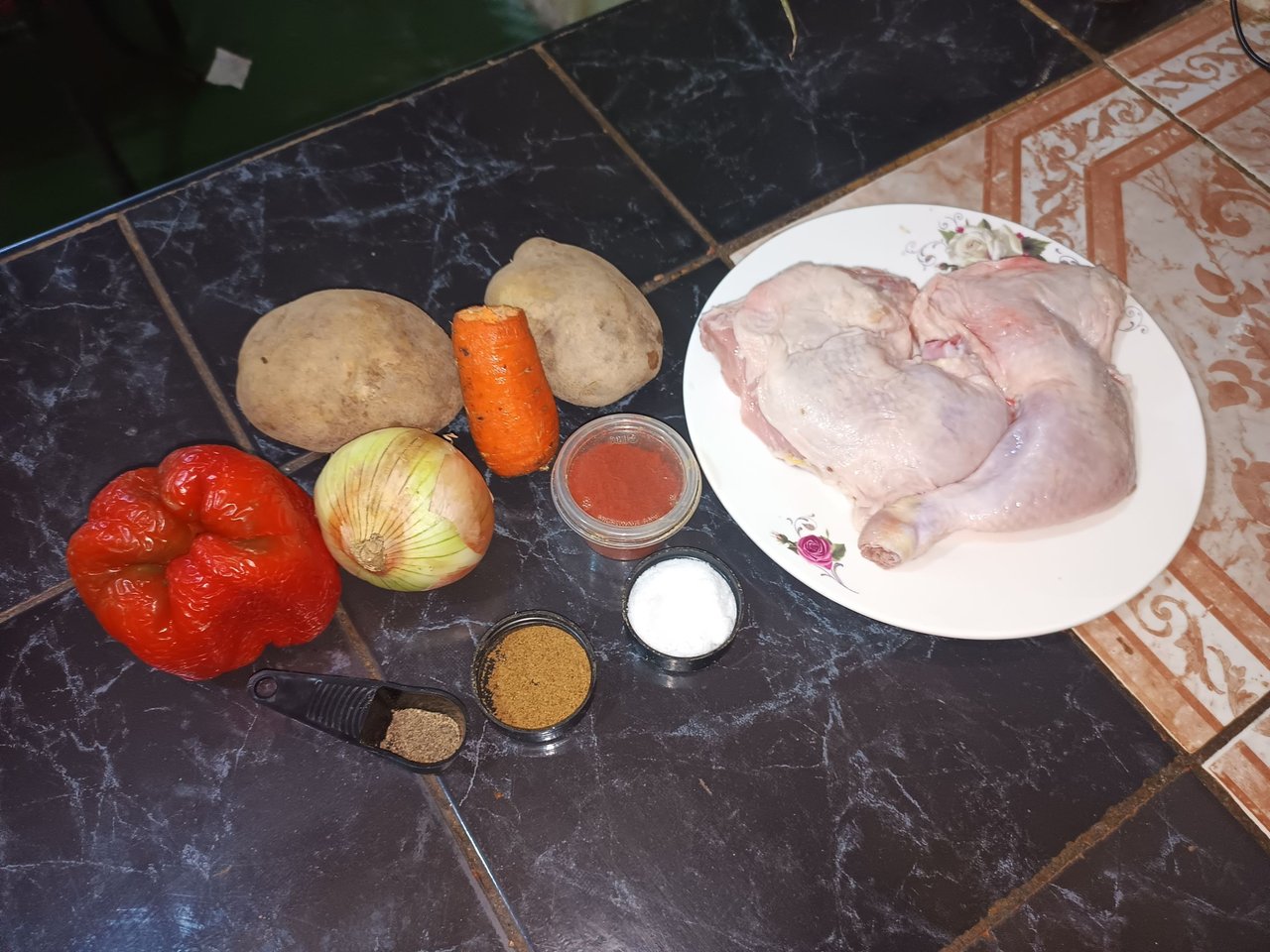 Pollo saltato con verdure e patatine fritte ingredienti.