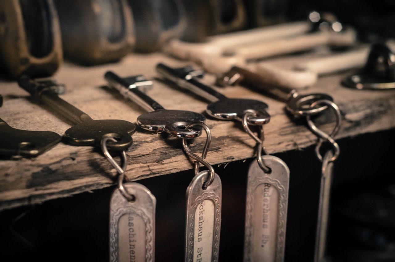 https://files.peakd.com/file/peakd-hive/minnowsupport/qPm4abdo-keys-shelf-keychain-lock-615350.jpeg