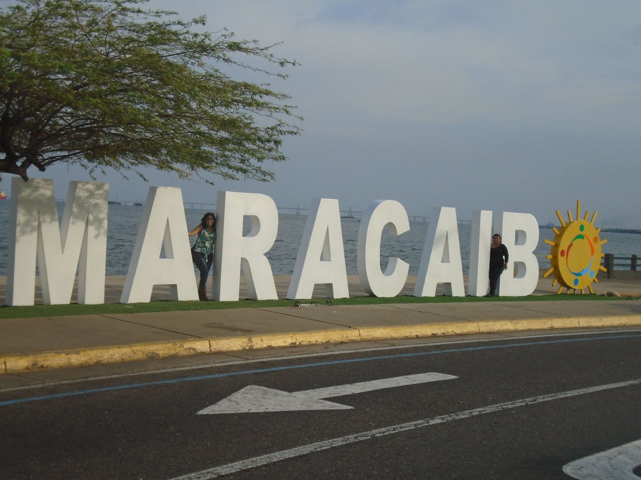 File:Lancha en la playa de San Carlos, Estado Zulia, Venezuela.JPG