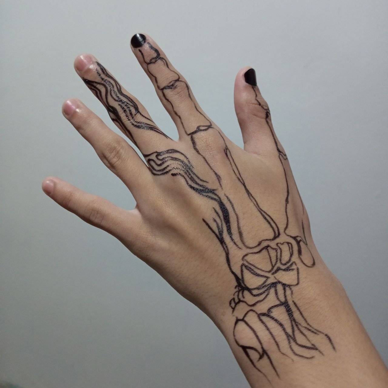 Skeleton Hands | A creative and easy body art idea  Manos de esqueleto |  Una idea creativa y fácil de arte corporal | PeakD