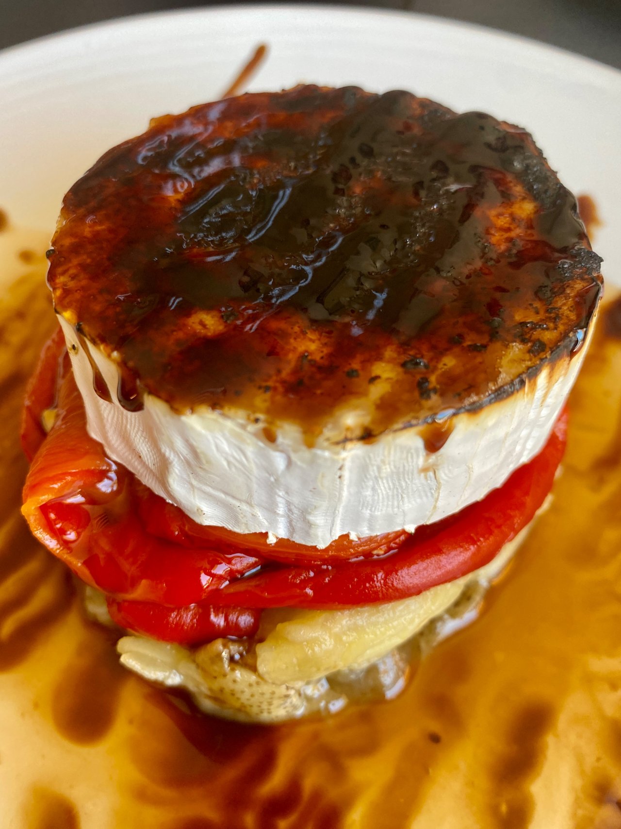 Timbal de escalivada con queso de cabra (pimiento, berenjena y módena) 8,00 €