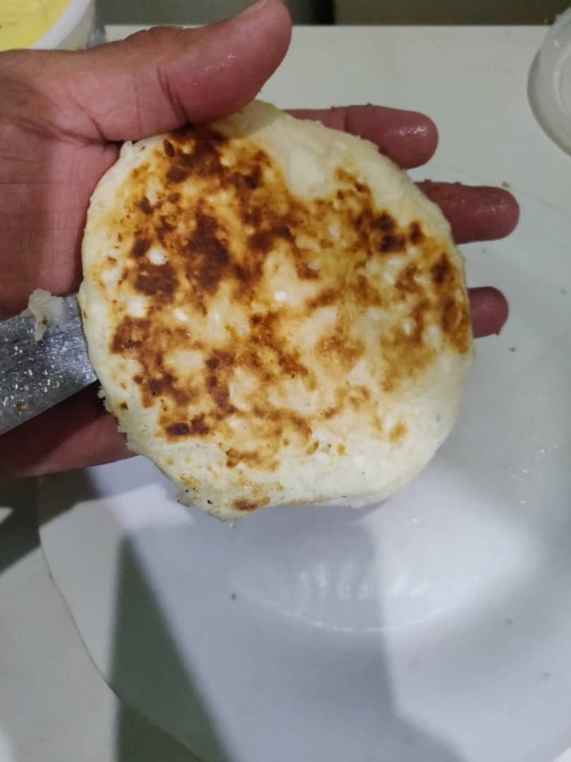 File:Desayuno en Budare con tres arepas de maiz blanco y lonjas de