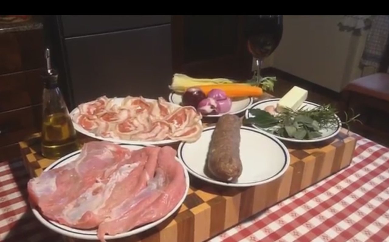 https://files.peakd.com/file/peakd-hive/ollasysartenes/2Pb5T8Pc-04.-Cotechino-in-galera-ingredientes.jpg