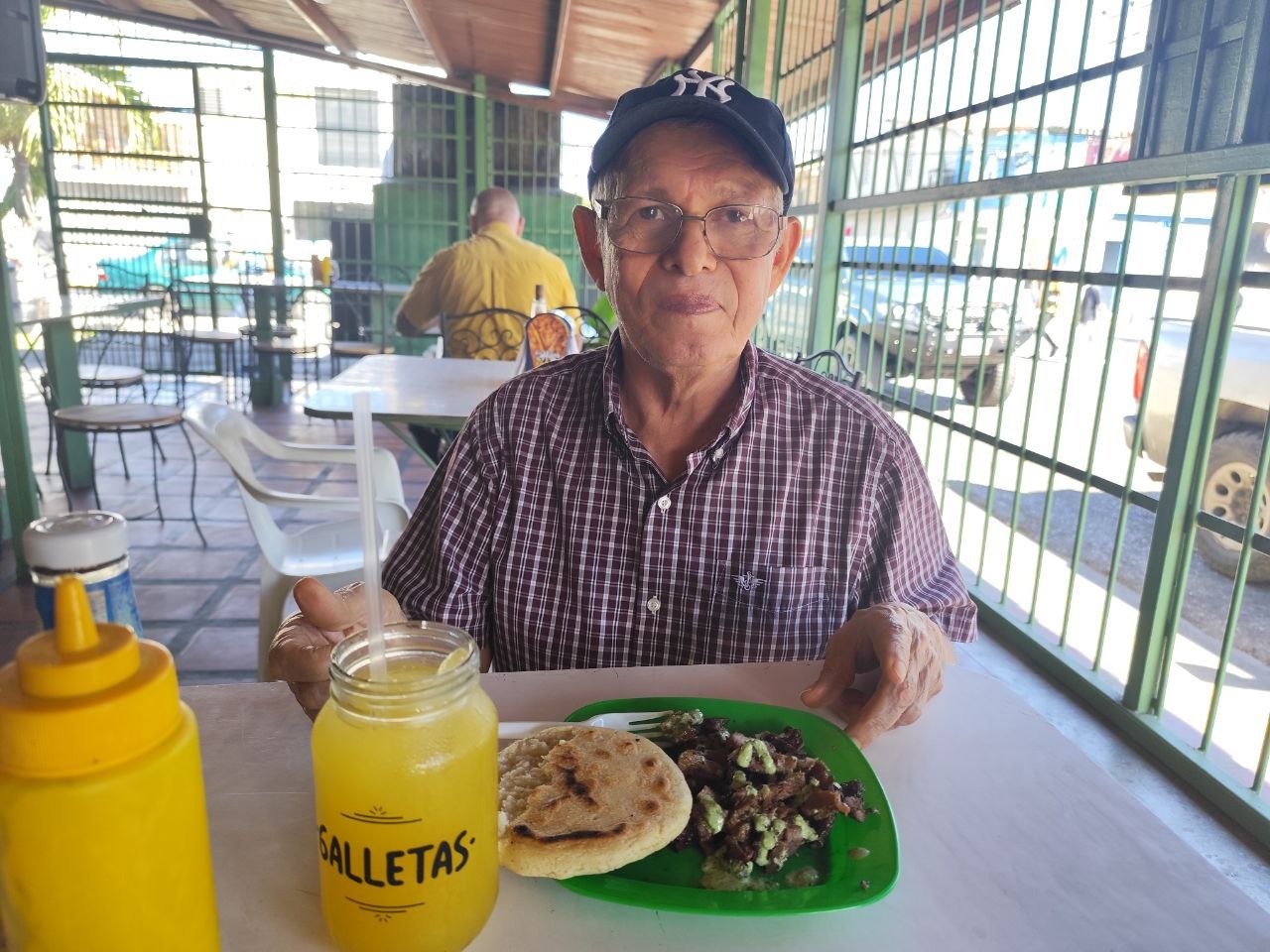 Para comer bien, se requiere de un buen sitio./To eat well, you need a good place.  