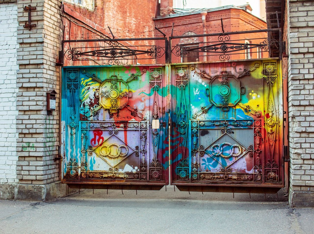 Hunting for street art at St.Petersburg: Miyazaki's garden, Fuck War, Coffee Duck and other finds