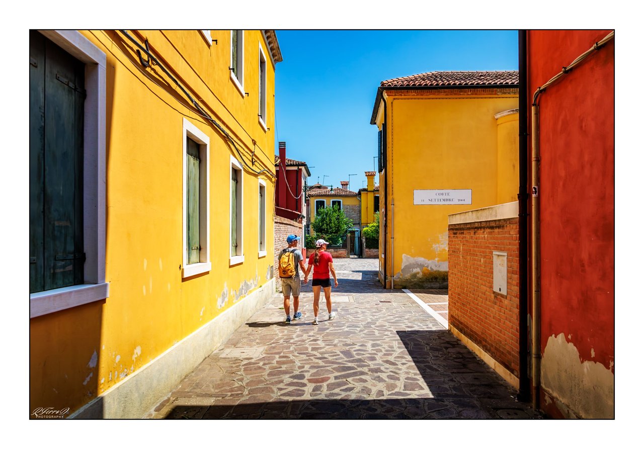 2. Pareja por las calles