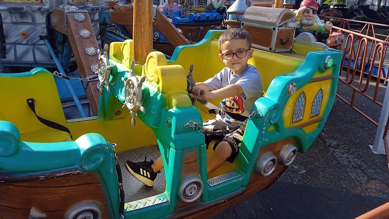 Mi pequeño piloto y su amor por los carros / My little driver and his love for cars