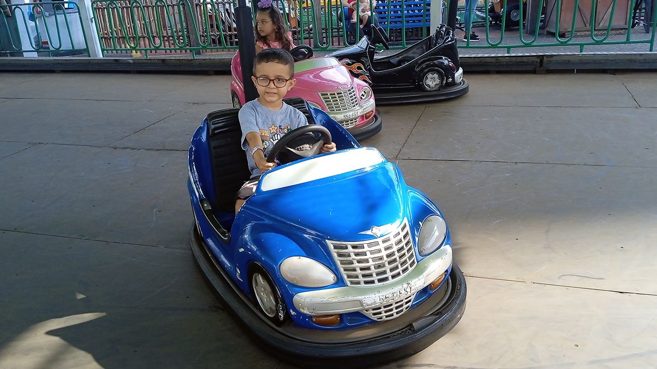 Mi pequeño piloto y su amor por los carros / My little driver and his love for cars